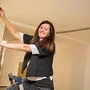 Sima beim Renovieren ihres zweiten Geschäfts 