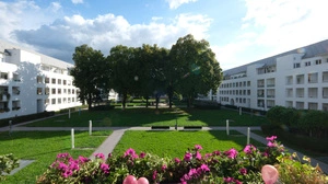 Der sanierte Wohnblock „am Bindermichl“ in Linz. Von der  Loggia geht der Blick in den weiten Hof.