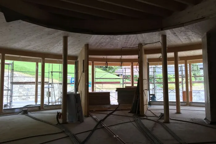 Viel Holz hat Architekt Herwig Ronacher für den eher niedrig gehaltenen Bau eingeplant: "Es sollte auffallen, aber nicht die traditionellen Häuser dominieren." Das Projekt ist 100 Prozent barrierefrei konzipiert.