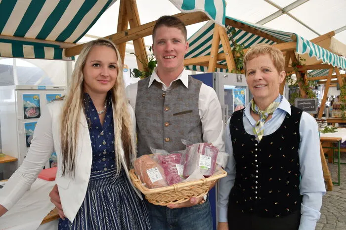 Florian Glantschnig – im Bild mit Freundin Nicole Schober und Mutter Theresia Glantschnig – ist einer der Glocknerlammbauern. Er bietet beim Fest frisches Fleisch an.