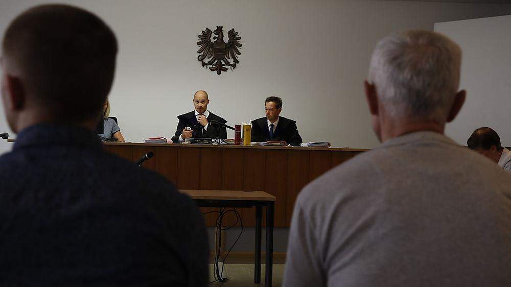 Zwei Ukrainer mussten sich vor einem Schöffensenat unter Vorsitz von Richter Matthias Polak (links) verantworten