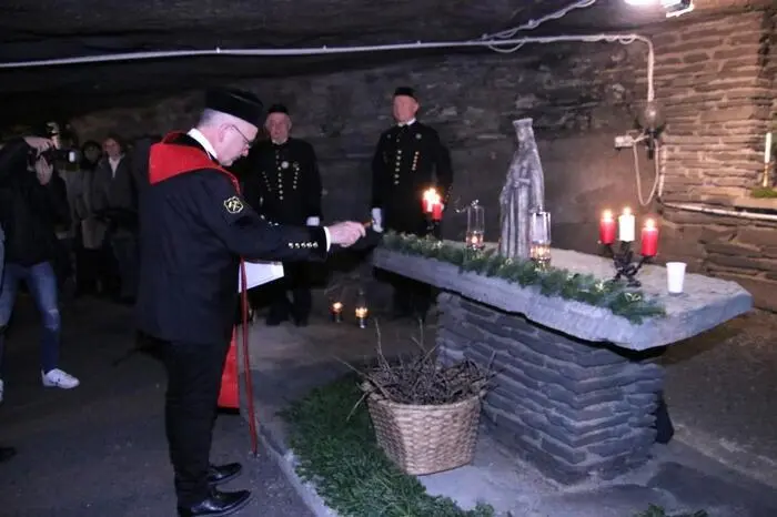  Pfarrer Martin Trummler gestaltete die überaus gut besuchte Andacht am Barbaraaltar in der Höhle.
