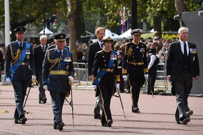 Auch die Geschwister des Königs Prinzessin Anne, Prinz Andrew (ganz rechte) und Prinz Edward (zweiter von rechts) begleiteten den Sarg. 