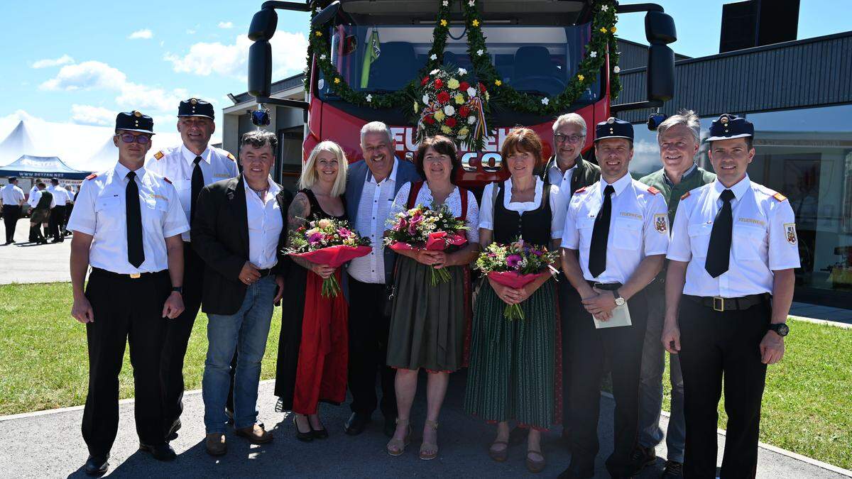 Patrick Smriecnik, Anton Brezovnik, Mario Slanoutz, Claudia Pratnekar, Hermann Srienz, Andrea Kotschnig, Ulrike Wagner, Gemeinderat Rudolf Bredschneider, Horst Woschitz, Vladimir Smrtnik, Patrick Skubel (von links)