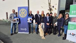 Peter Masser, Präsident Rotary Club Leibnitz (3.v.l.), Geschichtenerzähler Folke Tegetthoff (4. v.l.) und Renate Andrä-Heil, Obfrau des Verein LIFFT (1. v.r.), freuen sich auf die Charity Adventlesung