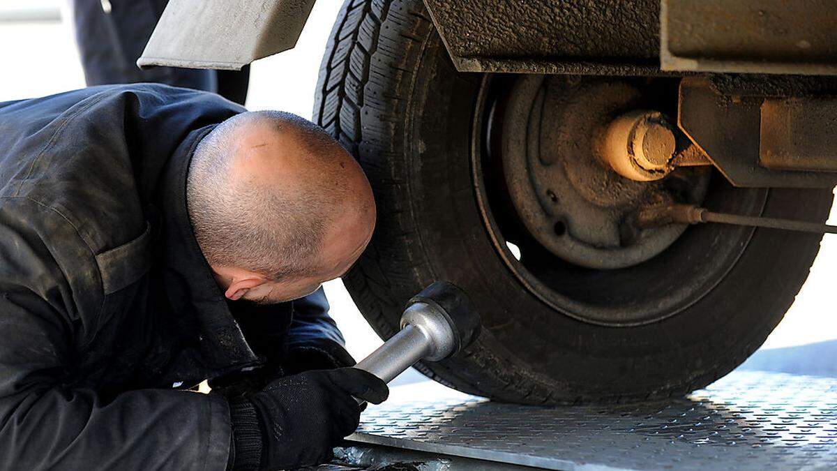 THEMENBILD:  ´TECHNISCHE KONTROLLEN DES LKW-VERKEHRS´