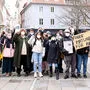 Am Mittwoch um 12 Uhr trafen sich am Grazer Tummelplatz rund 25 Schülerinnen und Schüler, um gegen die Rückkehr der verpflichtenden mündlichen Matura zu protestieren.