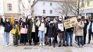Am Mittwoch um 12 Uhr trafen sich am Grazer Tummelplatz rund 25 Schülerinnen und Schüler, um gegen die Rückkehr der verpflichtenden mündlichen Matura zu protestieren.