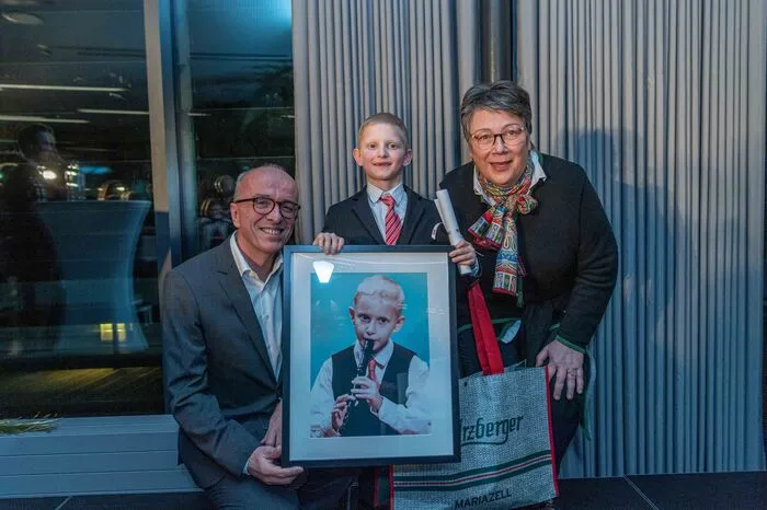 Mit gerade einmal sieben Jahren ist er der Newcomer des Jahres: Alexander Umundum, hier im Bild mit Redakteur Josef Fröhlich und Unternehmerin Gabriele Arzberger