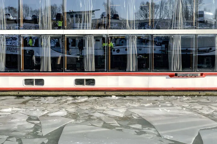 Der Eisbrecher sorgt dafür, dass die Schifffahrtsrinnen in den Becken der Häfen Freudenau, Albern und Lobau eisfrei bleiben. Rund 1.200 Schiffe kommen das Jahr über im Wiener Hafen an, im Winter sind es immerhin 300 Schiffe.