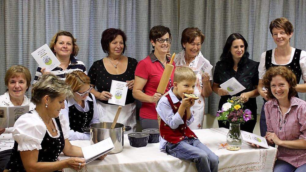 Bringt alte Rezepte unter die Leute: die Frauengemeinschaft Waisenberg mit Obfrau Jutta Lassnig (vorne rechts)