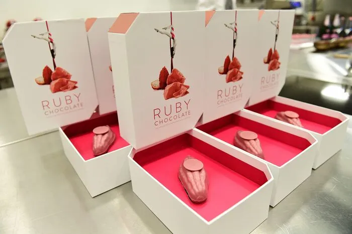 Der Schweizer Hersteller Barry Callebaut hat nach seinen eigenen Angaben aus der Kakaobohnensorte "Ruby" (deutsch: Rubin) eine neue Schokolade kreiert und in Shanghai vorgestellt.