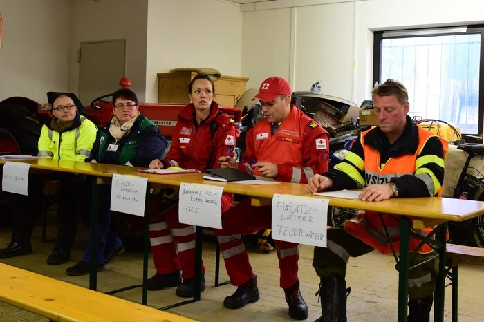Über 200 Einsatzkräfte kamen mit insgesamt 40 Fahrzeugen im Ortsgebiet von Trag (Gemeinde Schwanberg) zusammen, um das Übungsszenario aufzuarbeiten.