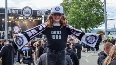 Ein junger Sturm-Fan mit Schal und Kappe | Die Sturm-Fans glauben an die erfolgreiche Titelverteidigung