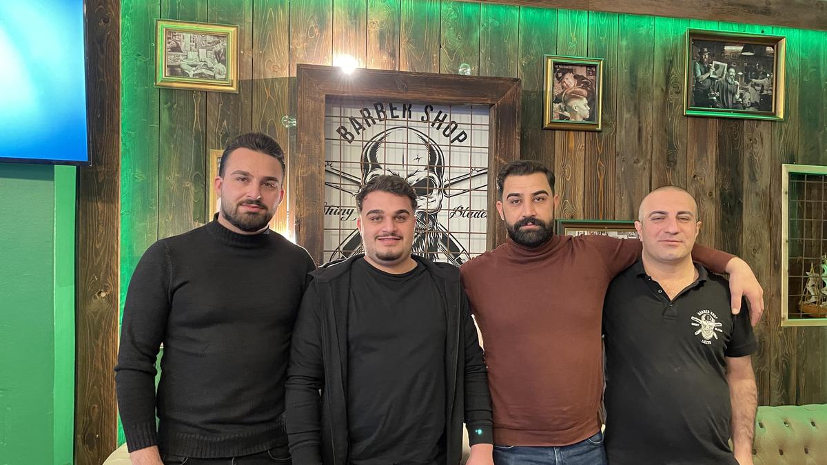 Halil Saracoglu (2. v. r.) vom Barbershop in Liezen mit Özgür Saracoglu, Özcan Saracoglu und Deniz Köylü