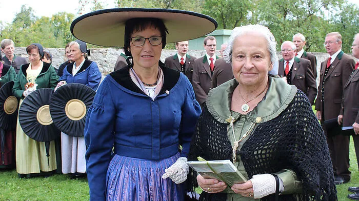 Marlies Ruthard, Obfrau der Brauchtumsgruppe „Decrignis“, überreichte der Obfrau der Wolfsberger Bürgerfrauen, Gertraud Buchbauer (rechts), das erste Exemplar