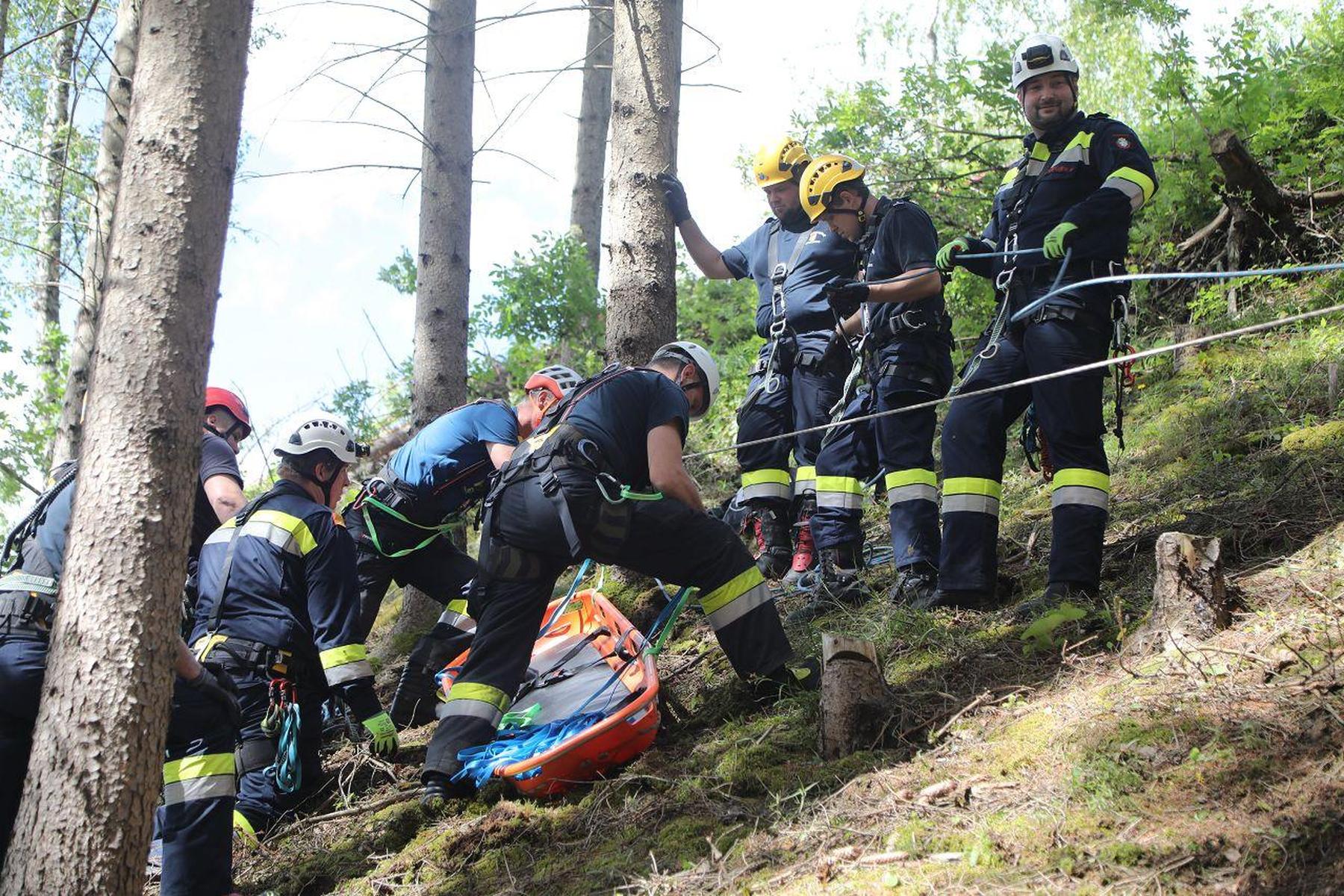 In Lobmingtal: Feuerwehr Knittelfeld trainiert Rettungstechniken im steilen Gelände