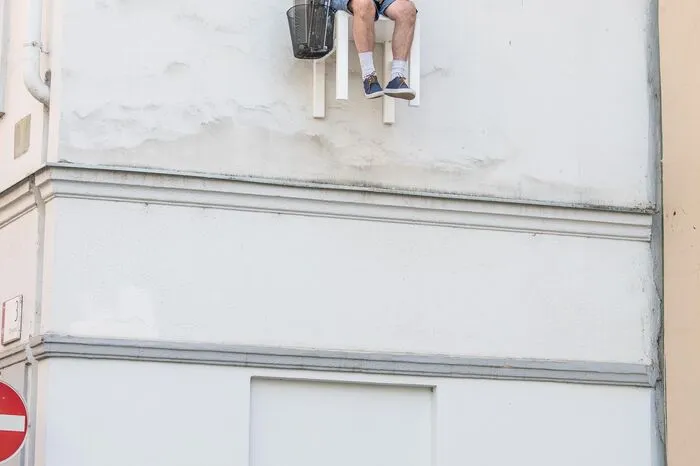 ... ein ungewöhnliches Bild. Aber: Sie sitzen da nicht nur, sondern schneiden Gemüse, hören Radio, stricken ...