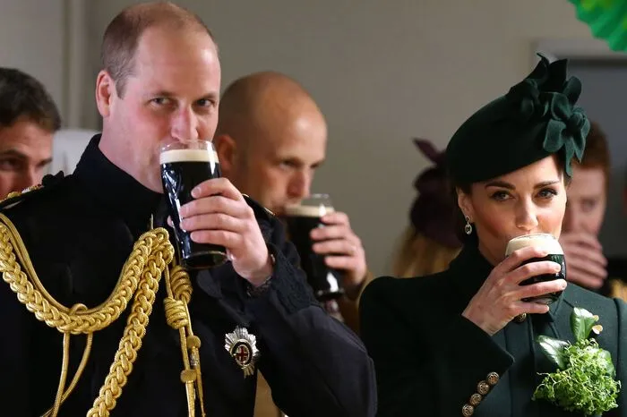 Prinz William (36) und Herzogin Kate (37) nahmen an einer Parade im Londoner Stadtteil Hounslow teil und genossen hinterher ein Glas dunkles irisches Guinness.