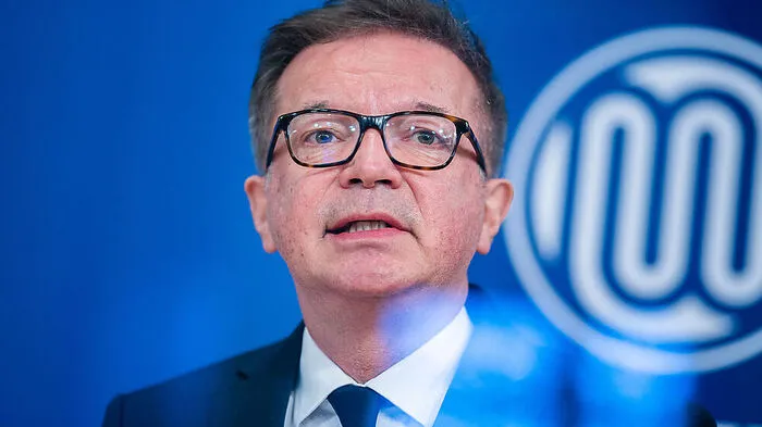 Kaum angelobt, musste Rudolf Anschober als Gesundheitsminister die größte Pandemie seit der Spanischen Grippe managen. Mit fast stoischer Ruhe deutet er in nahezu täglichen Pressekonferenzen das Geschehen. Zum Markenzeichen des Ministers wurden mittlerweile die Charts, die er zur Verdeutlichung der abstrakten Zahlen stets bei sich führt. Mit großer rhetorischer Routine gelingt es ihm, auch größere Pannen seines Hauses, sei es auf dem Gebiet der Legistik oder der Logistik, in einem steten Strom wohlgesetzter Worte wegzureden, ohne den Eindruck zu erwecken, unangenehmen Fragen auszuweichen – eine große Kunst. Nicht wenige seiner Aussagen und Prophezeiungen („Bin zuversichtlich, dass wir in keine zweite Welle hineinkippen“) wurden durch die Realität sehr schnell eingeholt.