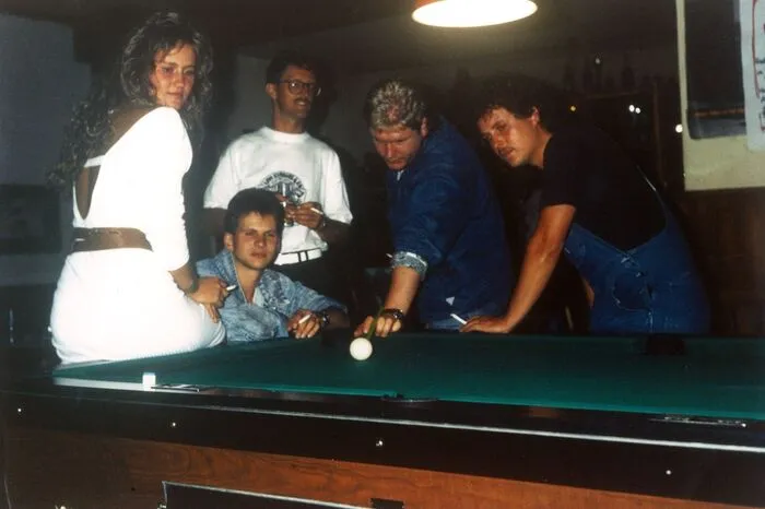 Ins Rampenlicht hat es die gebürtige Kärntnerin Glawischnig schon früh gezogen: Schon mit 18 Jahren war sie als Keyboarderin der "Gerald Gaugeler Band" mit dem Song "Gelati" in den Top 10 der Austro-Hitparade.
