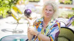 Ana Roš mit Melanzani aus dem eigenen Garten.