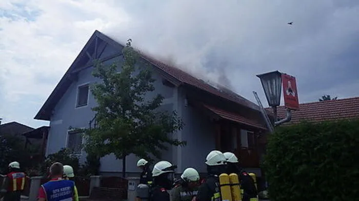 Der Dachstuhl des Hauses hatte Feuer gefangen