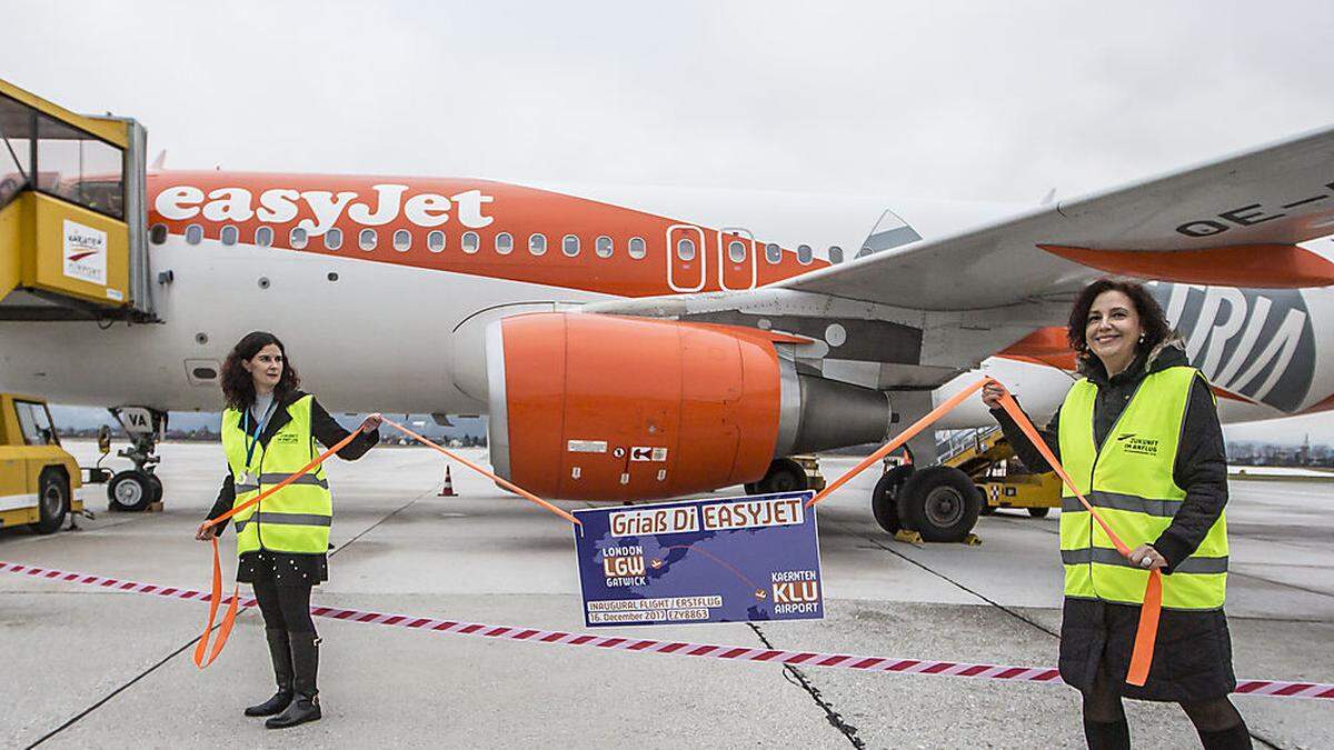 &quot;Griaß di, easyJet&quot;: Die Flughafenmitarbeiterinnen hielten eine Willkommens-Tafel hoch