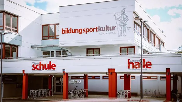 Der Gebäudekomplex der Sportmittelschule Trofaiach im Herzen der Stadt