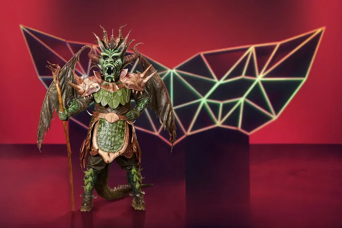 Der Drache ist ein echter Kämpfer. Jede der 5.000 Schuppen wurde mit der Hand ausgeschnitten, bemalt, mit Airbrush versehen und an die maßgeschneiderte Rüstung angebracht.