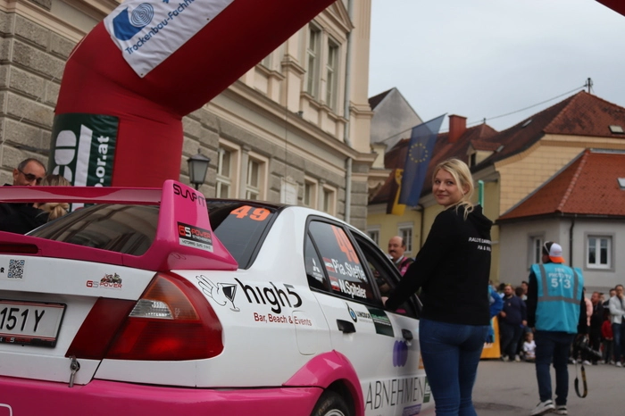 Klicken Sie sich durch die Bilder des Zeremonienstarts der 46. Laserhero Lavanttal Rallye