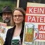 Zu sehen: Demonstration, die sich gegen das von den Brauereien Heineken und Carlsberg beantragte Patent auf Braugerste und Bier richtet | Demonstration der Organisation "Keine Patente auf Saatgut!" vor dem Europäischen Patentamt in München