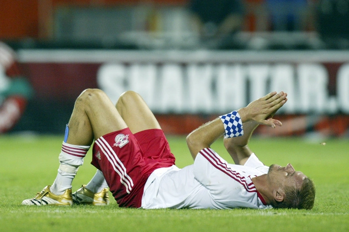 Ähnliches Bild in der Saison 2007/2008. In der zweiten Qualifikationsrunde zur Champions League war gegen Ventspils noch alles gut. 3:0 auswärts, 4:0 zu Hause ergibt ein Gesamtscore von 7:0. Gegen Shaktar Donezk war in der dritten Qualifikationsrunde wieder Schluss. Ein 1:0-Sieg in der Heimat war nicht genug. Auswärts verloren die Salzburger eine Woche später mit 3:1. Aufstellung in Donezk: Ochs - Meyer, Miyamoto, Sekagya, Steinhöfer - Aufhauser, Carboni, Kovac, Leitgeb, Vonlanthen - Zickler.