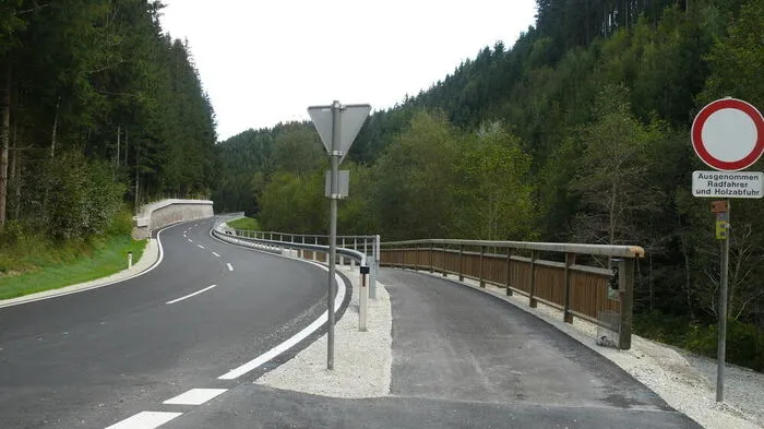 Die neu sanierte B72 samt Radweg auf der rechten Seite der Fahrbahn
