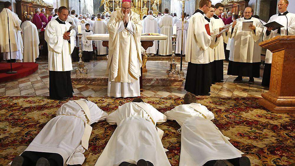 Diözesanbischof Alois Schwarz hat heuer vier Diakone zu Priestern geweiht, drei davon im Klagenfurter Dom