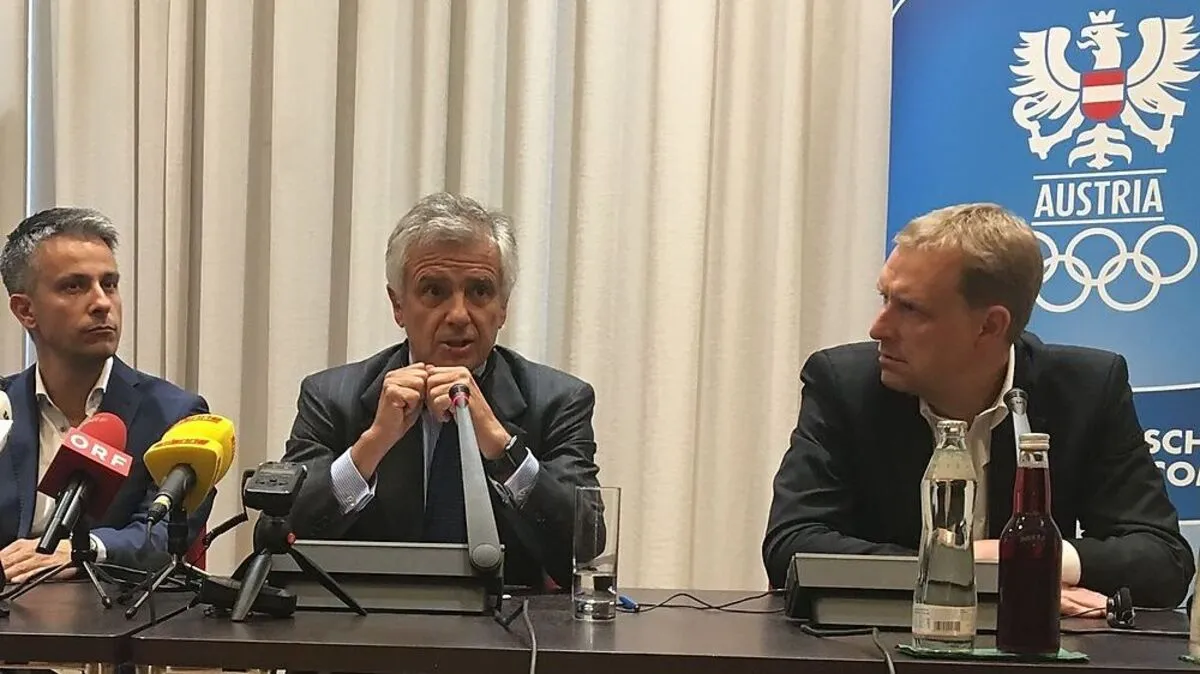 IOC-Vizepräsident Samaranch, Sportstadtrat Hohensinner (lniks), Olympia-Koordinator Pichler (rechts)