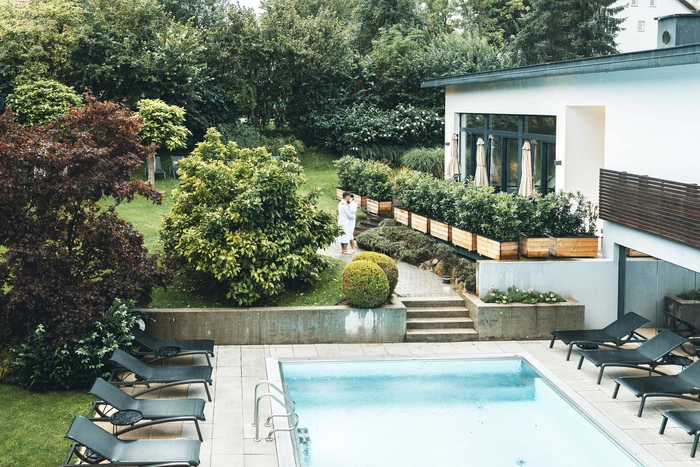 Entspannen Sie auf über 1.000m² Wellnessfläche und genießen Sie fünf verschiedene Saunen und zwei Pools