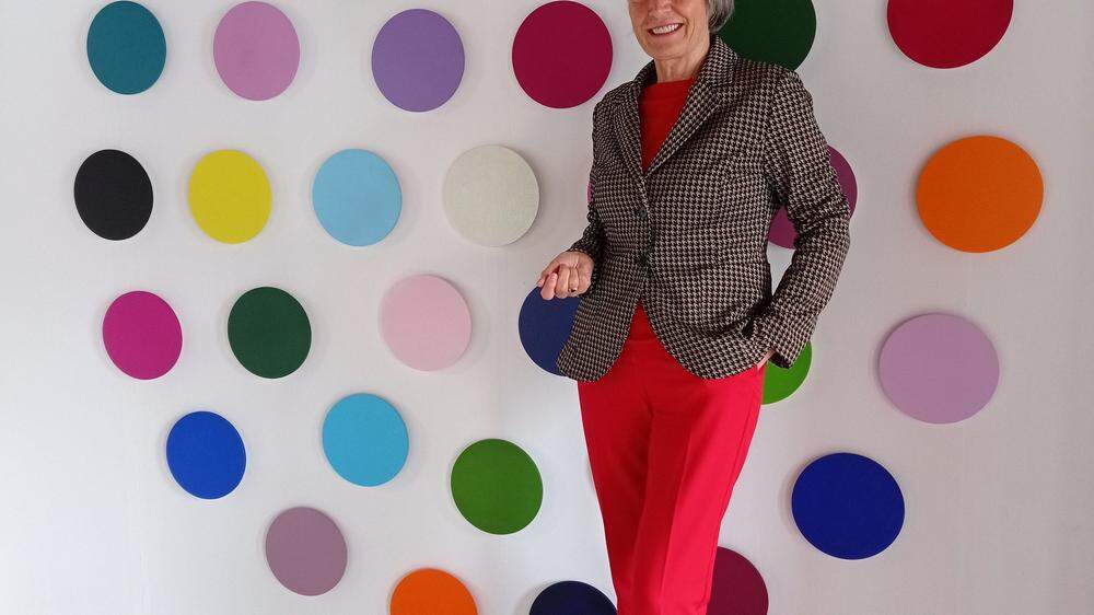 Christine Rauch vor einem Kunstwerk von Ernestine Faux, welches im Rahmen einer Vernissage am 30. April präsentiert wird