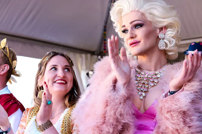 Hairstylistin und Dragqueen Gloria Hole am Jury-Platz