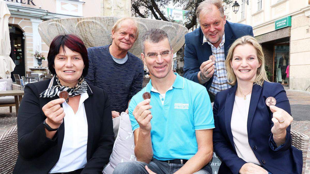 Heinz Breschan (vorne Mitte) mit den Unternehmerinnen Ingrid Maier (links) und Elisabeth Sommer (rechts); Hinten von links: Erhard Blaßnig vom Marketing Feldkirchen und Bürgermeister Martin Treffner 