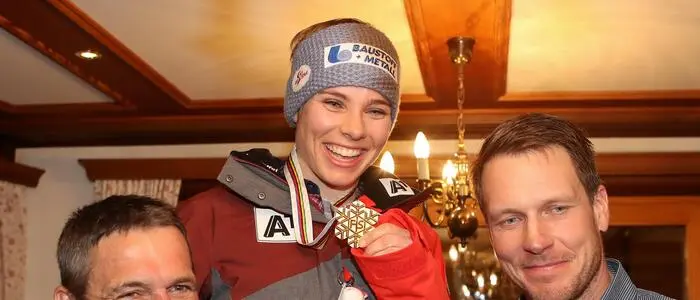 Nicole Schmidhofer mit den Trainern Jürgen Kriechbaum (links) und Roland Assinger nach Gold im Super-G bei der WM in St. Moritz 2017