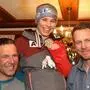 Nicole Schmidhofer mit den Trainern Jürgen Kriechbaum (links) und Roland Assinger nach Gold im Super-G bei der WM in St. Moritz 2017