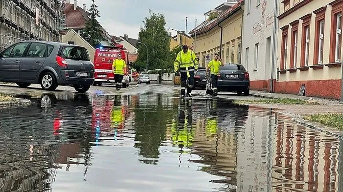 In Neunkirchen (NÖ) waren schon am Vormittag zahlreiche Straßen überflutet