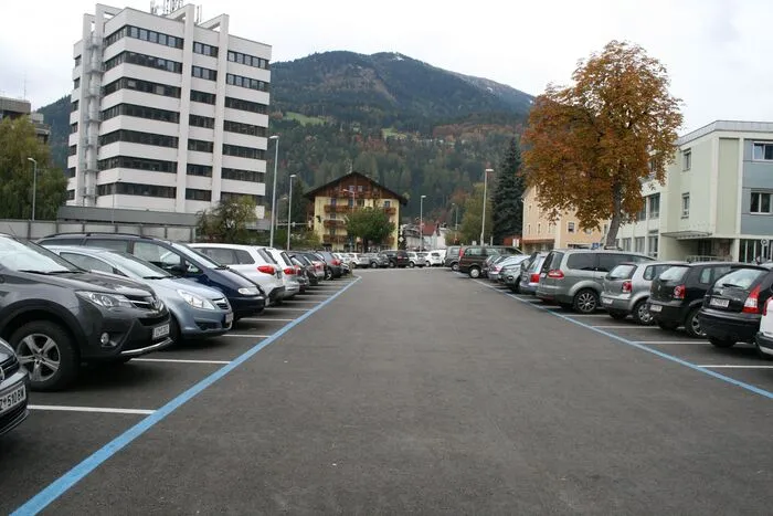 Mehrfach wurde ein Baubeginn für die Errichtung eines Shopping-Centers inklusive Tiefgarage mit 376 Stellplätzen und einem 3-Sterne-Plus-„Modern Style“-Hotel mit 85 Zimmern angekündigt. Zuletzt informierte die Eigentümergesellschaft rund um SES und Kronberg International, den Bau des Shopping-Quartiers auf Frühjahr 2021 zu verlegen. Grund dafür: Man wolle die Verkehrssituation während der Arbeiten für das Mobilitätszentrum nicht durch ein weiteres Großprojekt verschärfen. Einen konkreten Termin für den Baustart gibt es allerdings noch immer nicht.