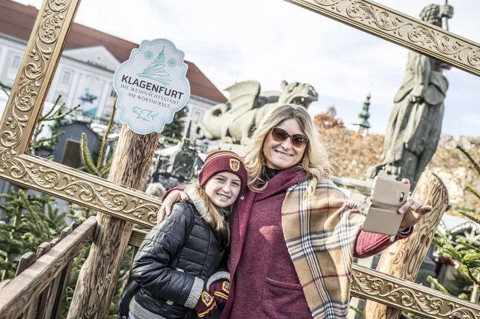 Daniela (rechts) und Enya Riegler aus Payerbach in Niederösterreich machen ein Selfie mit dem Lindwurm.