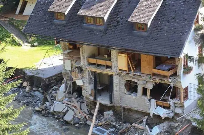 Das schwer zerstörte Berghaus in der Walchen.