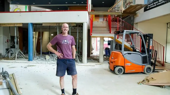Geschäftsführer Philipp Muntean auf der Baustelle