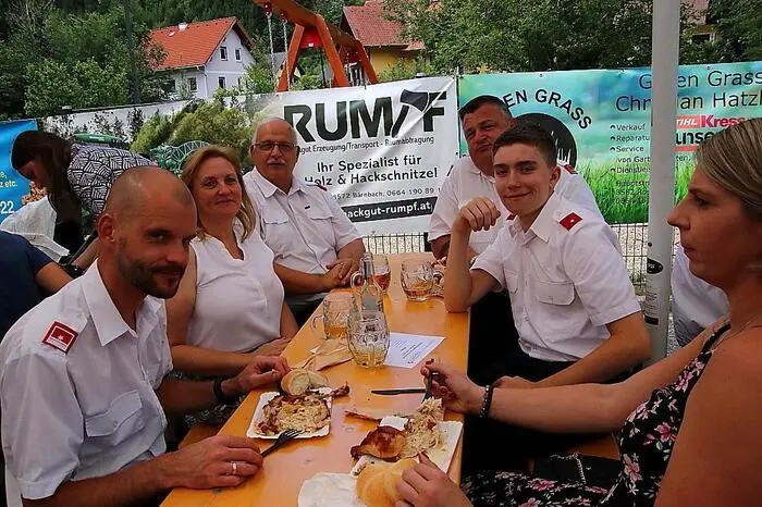 Der Festplatz beim Rüsthaus war voll mit Besuchern, als die „Ligister Schülcherleitnmusi“ für schwungvolle Musik und beste Stimmung sorgte. Und natürlich gehört es auch dazu, dass sich die Gäste mit kulinarischen Köstlichkeiten verwöhnten. 