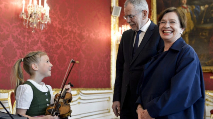 Anna Cäcilia Pföß in der Hofburg bei Bundespräsident Alexander Van der Bellen und seiner Frau Doris Schmidauer.