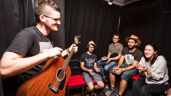 Heiß begehrt war das kleinste Jugendstiltheater der Welt. Den Auftakt machte der Klagenfurter Stefan Thaler mit einem Mini-Konzert . . .